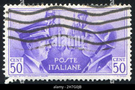 ITALIEN - UM 1941: Briefmarke gedruckt von Italien, zeigt Hitler und Mussolini, um 1941 Stockfoto