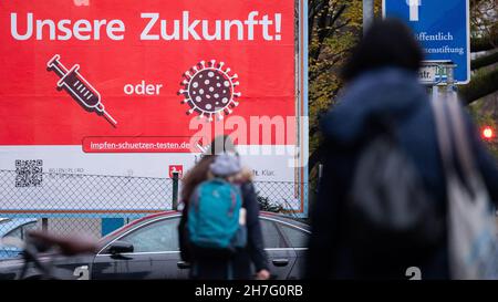 Hannover, Deutschland. 23rd. November 2021. Eine Plakatkampagne der Niedersächsischen Landesregierung mit Inschrift und Symbolen "Unsere Zukunft! Impfungen oder Infektionen/Viren“ fördert die Impfung gegen das Corona-Virus im Stadtzentrum. Die landesweite siebentägige Inzidenz für Infektionen mit dem Corona-Virus ist erneut auf ein Allzeithoch angestiegen. Quelle: Julian Stratenschulte/dpa/Alamy Live News Stockfoto