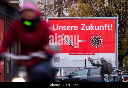 Hannover, Deutschland. 23rd. November 2021. Eine Plakatkampagne der Niedersächsischen Landesregierung mit Inschrift und Symbolen "Unsere Zukunft! Impfungen oder Infektionen/Viren“ fördert die Impfung gegen das Corona-Virus im Stadtzentrum. Die landesweite siebentägige Inzidenz für Infektionen mit dem Corona-Virus ist erneut auf ein Allzeithoch angestiegen. Quelle: Julian Stratenschulte/dpa/Alamy Live News Stockfoto