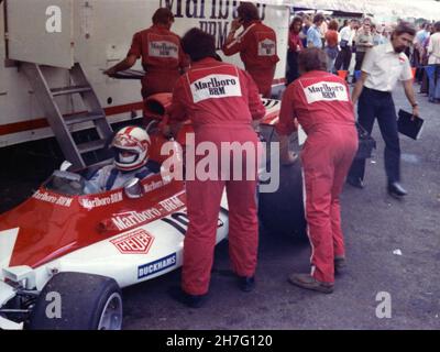 Der neue Marlboro BRM 160E V12. Clay Regazzoni, im Fahrerlager in Silverstone, F1 Grand Prix, 14th. Juli 1973 Stockfoto