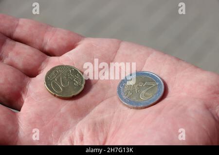 Kein Geld-Konzept. Armer Mann bettelt um Geld. Schmutzige Hand mit Euromünzen Stockfoto
