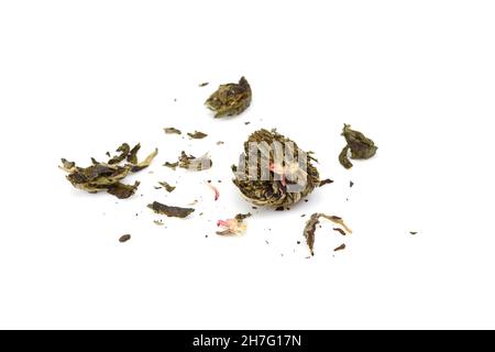Getrocknete Teeblüten. Aromatischer grüner chinesischer Tee auf weißem Hintergrund. Blühender Tee oder blühender Tee isoliert auf weißem Hintergrund. Stockfoto