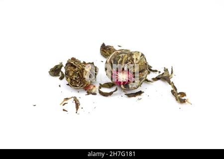 Getrocknete Teeblüten. Aromatischer grüner chinesischer Tee auf weißem Hintergrund. Blühender Tee oder blühender Tee isoliert auf weißem Hintergrund. Stockfoto