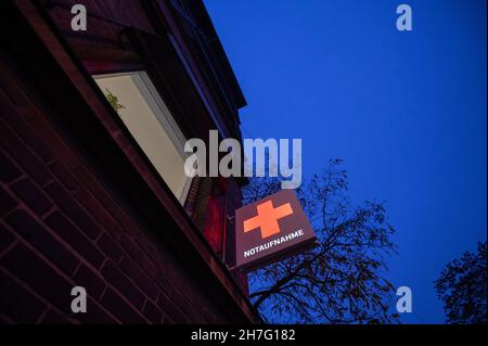 Hannover, Deutschland. 23rd. November 2021. Am Diakovere Henriettenstift Krankenhaus hängt ein Schild in der Notaufnahme. Die landesweite siebentägige Inzidenz von Corona-Virus-Infektionen ist wieder auf ein Allzeithoch angestiegen. Quelle: Julian Stratenschulte/dpa/Alamy Live News Stockfoto