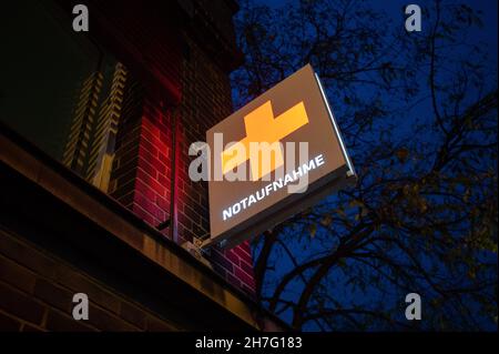 Hannover, Deutschland. 23rd. November 2021. Am Diakovere Henriettenstift Krankenhaus hängt ein Schild in der Notaufnahme. Die landesweite siebentägige Inzidenz von Corona-Virus-Infektionen ist wieder auf ein Allzeithoch angestiegen. Quelle: Julian Stratenschulte/dpa/Alamy Live News Stockfoto