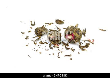 Getrocknete Teeblüten. Aromatischer grüner chinesischer Tee auf weißem Hintergrund. Blühender Tee oder blühender Tee isoliert auf weißem Hintergrund. Stockfoto
