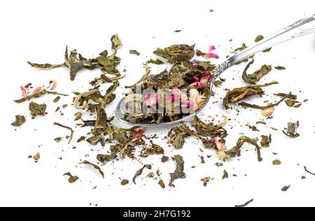 Getrocknete Teeblüten. Aromatischer grüner chinesischer Tee auf weißem Hintergrund. Blühender Tee oder blühender Tee isoliert auf weißem Hintergrund. Stockfoto