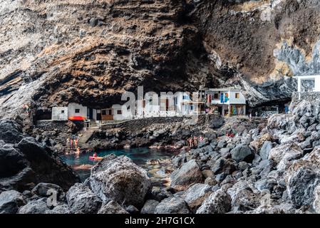 Tijarafe, Spanien - 14. August 2021: Siedlung Poris de Candelaria in einer Höhle, La Palma, Kanarische Inseln Stockfoto