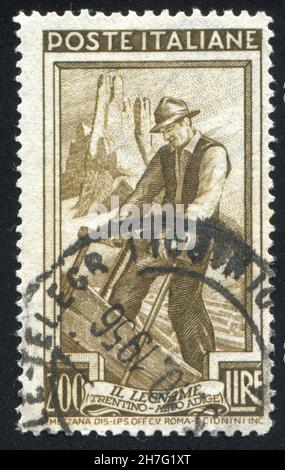 ITALIEN - UM 1950: Stempel gedruckt von Italien, zeigt Holzfäller, um 1950 Stockfoto