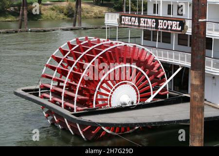 SACRAMENTO, USA - 16. Aug 2008: Das Paddelrad auf dem Delta King Riverboat in Old Sacramento Stockfoto