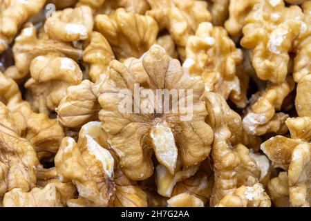 Nahaufnahme von geschälten Walnüssen. Hintergrund für Lebensmittel. Snack Frische Nüsse. Stockfoto