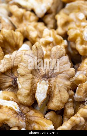 Nahaufnahme von geschälten Walnüssen. Hintergrund für Lebensmittel. Snack Frische Nüsse. Textformat Stockfoto