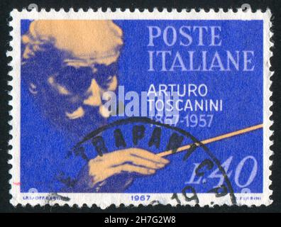 ITALIEN - UM 1967: Briefmarke gedruckt von Italien, zeigt Artuto Toscanini, um 1967 Stockfoto