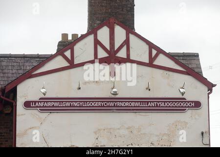 Bahnhof in Llanfairpwllgwyngyllgogerychwyrndrobwllllantysiliogogogoch anglesey wales, der längste Name. Stockfoto
