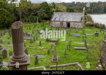 Die Kirche St. Tysilio auf der Church Island liegt direkt bei Anglesey in der Menai Strait, Wales Stockfoto