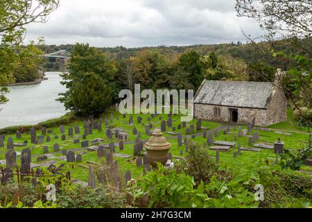 Die Kirche St. Tysilio auf der Church Island liegt direkt bei Anglesey in der Menai Strait, Wales Stockfoto