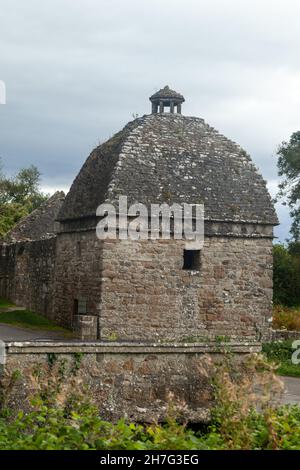 Taubenkot aus dem 17th. Jahrhundert mit Kuppel im Priorat Penmon auf der Isle of Anglesey, North Wales, Großbritannien Stockfoto