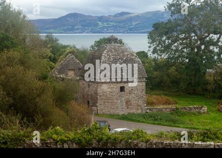 Taubenkot aus dem 17th. Jahrhundert mit Kuppel im Priorat Penmon auf der Isle of Anglesey, North Wales, Großbritannien Stockfoto