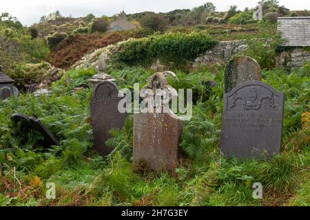 Grabsteine in der St. Seiriol's Church Penmon Priory, Anglesey, Wales, Großbritannien, aus dem 12th. Jahrhundert Stockfoto
