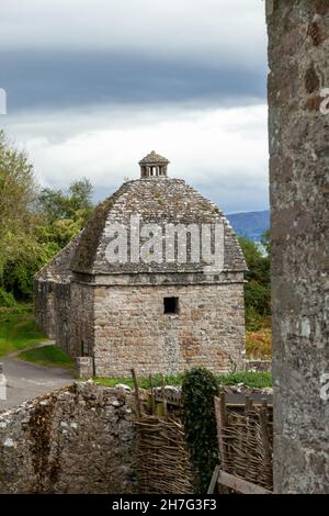 Taubenkot aus dem 17th. Jahrhundert mit Kuppel im Priorat Penmon auf der Isle of Anglesey, North Wales, Großbritannien Stockfoto