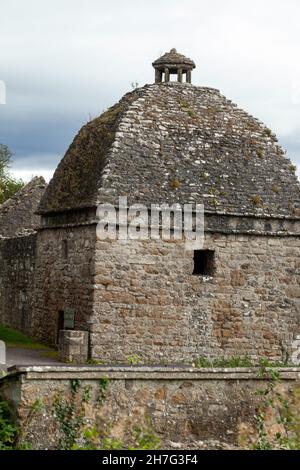 Taubenkot aus dem 17th. Jahrhundert mit Kuppel im Priorat Penmon auf der Isle of Anglesey, North Wales, Großbritannien Stockfoto