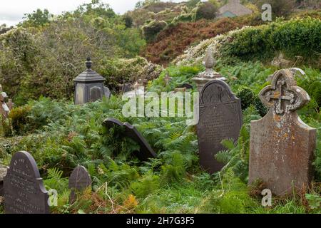 Grabsteine in der St. Seiriol's Church Penmon Priory, Anglesey, Wales, Großbritannien, aus dem 12th. Jahrhundert Stockfoto