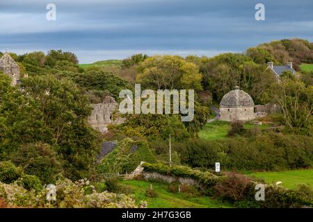 Penmon Priorat und der 17th Jahrhundert Taubenkot auf der Isle of Anglesey, North Wales, Großbritannien Stockfoto