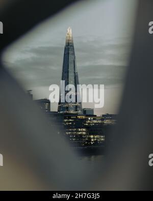 LONDON, VEREINIGTES KÖNIGREICH - 12. Jun 2021: Blick auf den Shard Tower von der London Bridge in Großbritannien Stockfoto