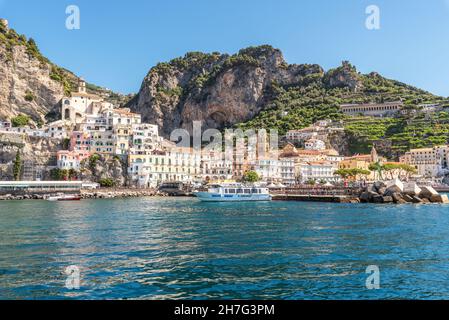 Amalfiküste, Italien - Juli 01 2021: Spektakuläre Aussicht vom Meer auf die Stadt Amalfi Stockfoto