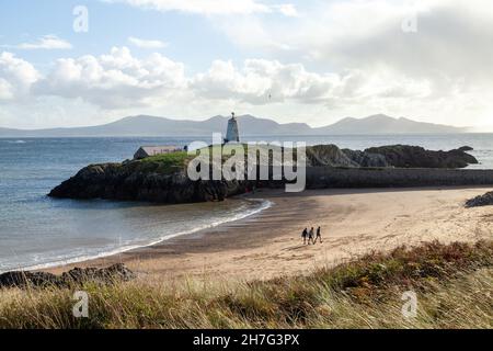 Leuchtturm auf Llanddwyn Island mit den Snowdonia-Bergen im Hintergrund, Anglesey, Nordwales Stockfoto