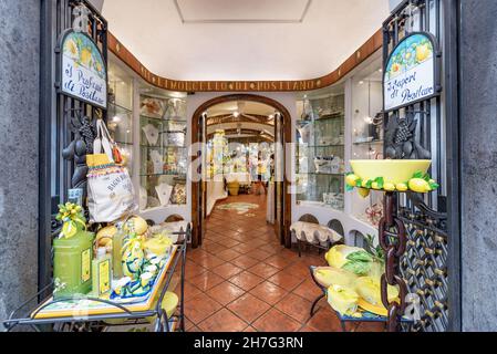 Neapel, Positano, Italien - Juli 01 2021:Traditionelles, farbenfrohes und charakteristisches Spirituosengeschäft in Positano, Amalfiküste, Italien. Stockfoto