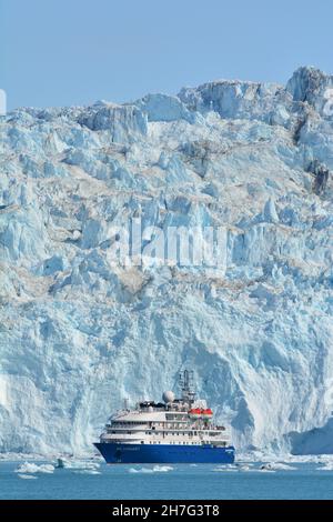 DÄNEMARK. GRÖNLAND. WESTKÜSTE. DAS SEA EXPLORER I, EIN KREUZFAHRTBOOT, VOR DEM GLACIAR EQIP SERMIA IN DER BUCHT VON QUERVAIN. Stockfoto