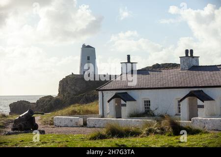TWR Mawr Lighthouse und Pilots Cottages auf Llanddwyn Island, Anglesey, Nordwales Stockfoto