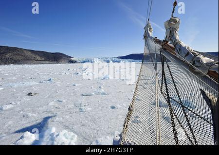 DÄNEMARK. GRÖNLAND. WESTKÜSTE. POLARFLUG. BOOT IM EIS DER QUERVAIN'S BAY VOR DEM GLACIAR EQIP SERMIA. Stockfoto