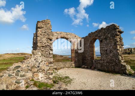 Die Ruinen der St. Dwynwen-Kirche auf der Insel Llanddwyn, Anglesey, Wales Stockfoto