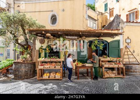 Ischia, Italien - Juli 07 2021: Charakteristischer Stand für den Verkauf von Obst und Gemüse Stockfoto
