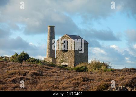 Das Pearl Engine House oder ein altes Pumpenhaus, das Teil von Parys Mountain ist, nutzte die Kupfermine Stockfoto