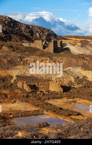 Die sehr farbenfrohe stillgediente Kupfermine im Kupferreich Amlwch, Wales Stockfoto