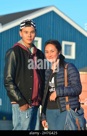 DÄNEMARK. GRÖNLAND. WESTKÜSTE. DISKO ISLAND. JUNGES PAAR AUS DEM DORF QEQERTARSUAQ. Stockfoto