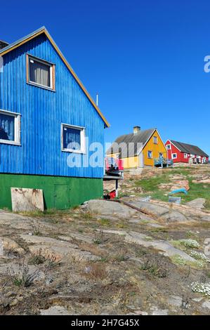 DÄNEMARK. GRÖNLAND. WESTKÜSTE. HALBINSEL NUGSSUAQ. EINIGE HÄUSER DES DORFES SAQQAQ. Stockfoto