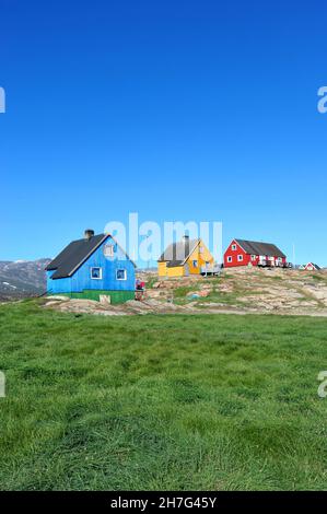 DÄNEMARK. GRÖNLAND. WESTKÜSTE. HALBINSEL NUGSSUAQ. EINIGE HÄUSER DES DORFES SAQQAQ. Stockfoto