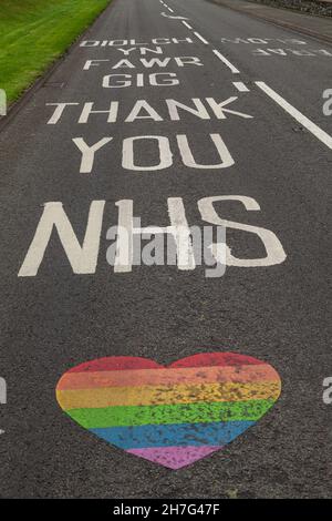 Ein Schild mit der Aufschrift Thank You NHS auf einer Straße in Anglesey, Wales. Stockfoto
