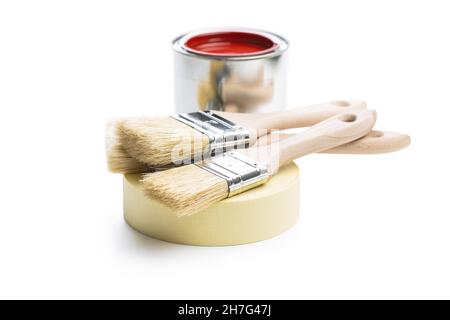 Farbpinsel, Papierband und Farbtupfer auf weißem Hintergrund reinigen. Stockfoto