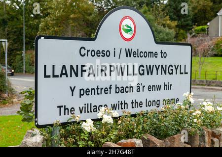 Bahnhof in Llanfairpwllgwyngyllgogerychwyrndrobwllllantysiliogogogoch anglesey wales, der längste Name. Stockfoto