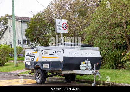 Avan Camper Motoranhänger, der in einer Straße in Sydney geparkt ist, die für Offroading- und Camping-Unterkünfte in Australien verwendet wird Stockfoto