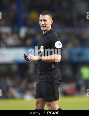 Schiedsrichter Thomas Bramall während der Skybet EFL League ein Spiel zwischen Portsmouth und AFC Wimbledon im Fratton Park , Portsmouth, Großbritannien - 20th. November 2021 nur für redaktionelle Verwendung. Keine Verkaufsförderung. Für Football-Bilder gelten Einschränkungen für FA und Premier League. Keine Nutzung des Internets/Handys ohne FAPL-Lizenz - für Details wenden Sie sich an Football Dataco Stockfoto