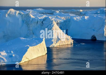 DÄNEMARK. GRÖNLAND. WESTKÜSTE. DER FJORD VOLLER EISBERGE, DER VOM GLACIAR VON ILULISSAT KOMMT. Stockfoto