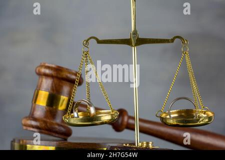 Scheidungskonzept, Richter Gavel mit Gerechtigkeit Skalen und Ringe Stockfoto