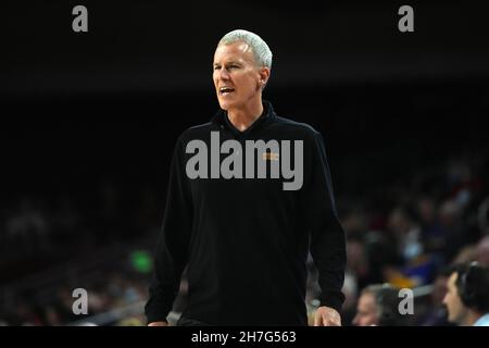 Andy Enfield, Cheftrainer der Südkalifornischen Trojaner, reagiert während des Spiels gegen die Dixie State Trailblazers während eines NCAA College-Basketballspiels Stockfoto