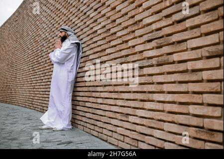 Junger araber, der betet und konzentriert schaut Stockfoto